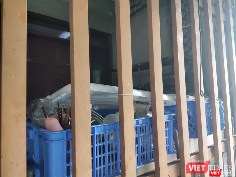 Khá nhiều thìa, bát đũa được đặt bên trong khuôn viên của công ty (Ảnh: Minh Thúy)