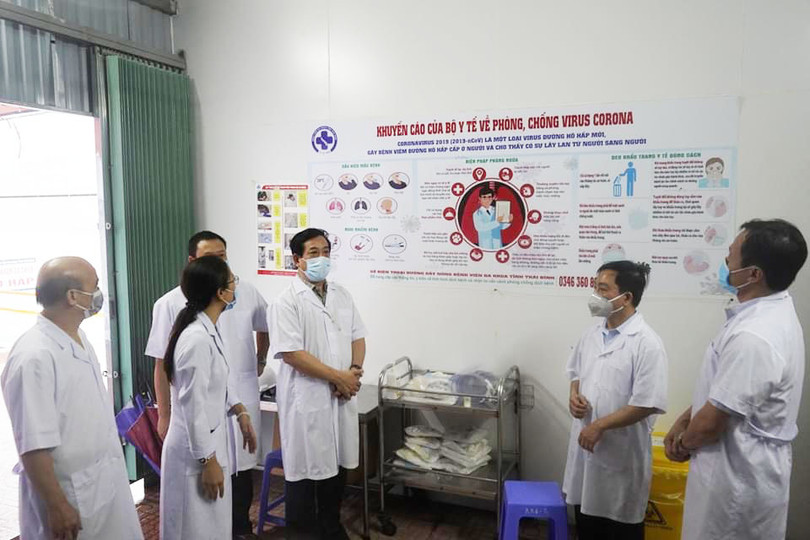 PGS. TS. Lương Ngọc Khuê kiểm tra công tác cách ly, điều trị bệnh nhân COVID-19 tại Bệnh viện Đa khoa tỉnh Thái Bình (Ảnh: Lê Hảo)