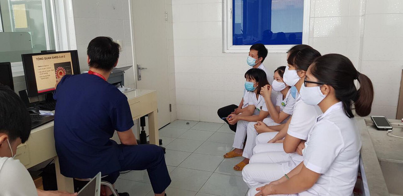 Các thành viên của Tổ công tác Trường Đại học Y Hà Nội trao đổi chuyên môn về xét nghiệm với các cán bộ y tế Bệnh viện Đa khoa tỉnh Quảng Nam (Ảnh: Vũ Mạnh Cường) Các thành viên của Tổ công tác Trường Đại học Y Hà Nội trao đổi chuyên môn về xét nghiệm với các cán bộ y tế Bệnh viện Đa khoa tỉnh Quảng Nam (Ảnh: Vũ Mạnh Cường)