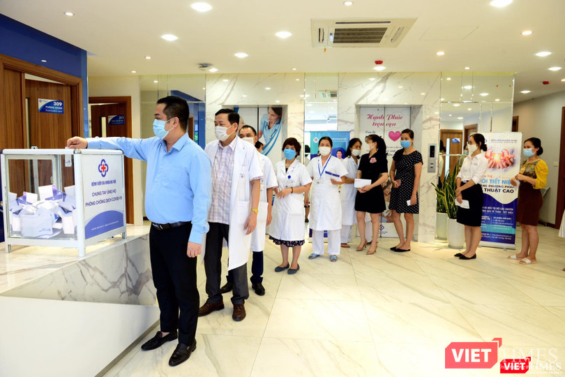 Các y, bác sĩ, nhân viên y tế xếp hàng ủng hộ phòng, chống COVID-19
