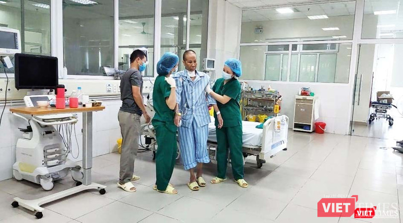 Bệnh nhân được các bác sĩ dìu để tập đi lại bình thường. Ảnh: Minh Thúy