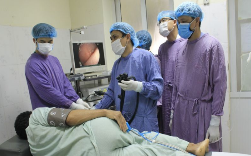 Các bác sĩ tiến hành nội soi cho bệnh nhân. Ảnh: BVCC