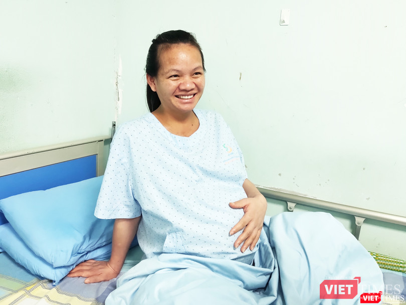 Chị Liên không giấu nổi niềm hạnh phúc khi mang thai ở tuần thứ 36. Ảnh: Minh Thúy