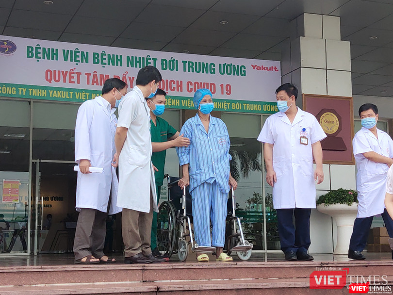 Bệnh nhân 19 tự đứng dậy trong ngày công bố khỏi bệnh. Ảnh: Minh Thúy Bệnh nhân 19 tự đứng dậy trong ngày công bố khỏi bệnh. Ảnh: Minh Thúy