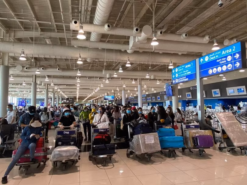 Từ sớm nhiều hành khách đã đến sân bay Dubai để kịp chuyến bay. Ảnh: Đình Anh