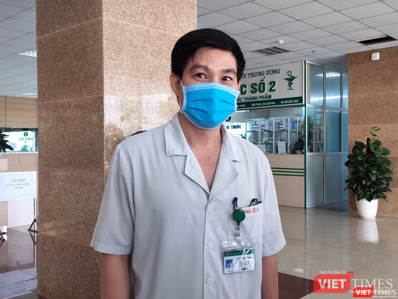 BS. Vũ Đình Phú - Trưởng khoa Hồi sức tích cực, Bệnh viện Bệnh Nhiệt đới Trung ương. Ảnh: Minh Thúy