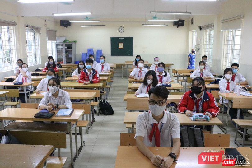 Học sinh tuân thủ quy định phòng dịch COVID-19 trong lớp học. Ảnh: Minh Thúy