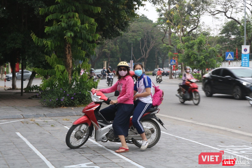 Phụ huynh đưa học sinh đến trường. Ảnh: Minh Thúy