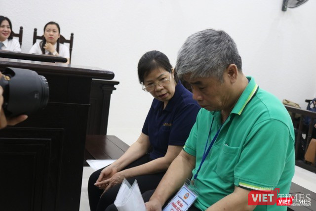 Bị cáo Nguyễn Bích Quy nói chuyện với bị cáo Phiến trong khi chờ Hội đồng xét xử xem xét đề nghị hoãn phiên tòa. Ảnh: Minh Thúy