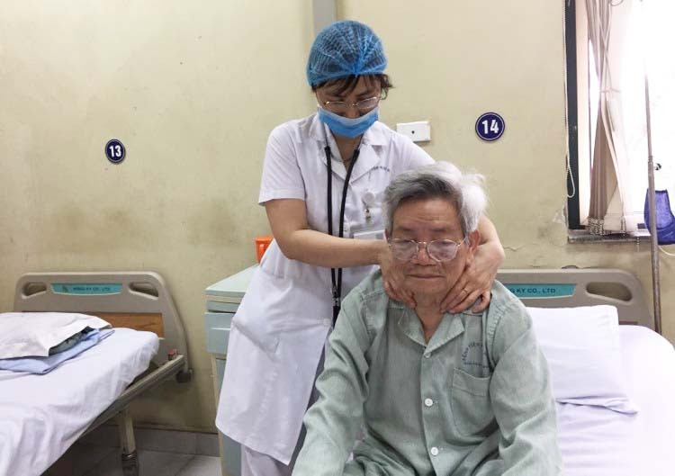 Bệnh nhân đái tháo đường nên chủ động tìm hiểu và thực hiện các biện pháp tự chăm sóc bản thân tại nhà. Ảnh: BVCC