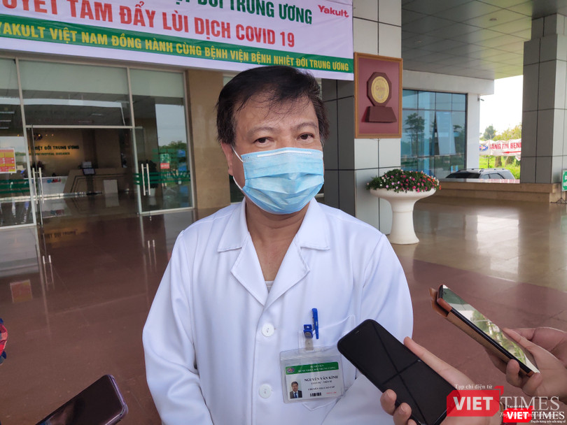 GS. TS. Nguyễn Văn Kính chia sẻ về quá trình điều trị cho bệnh nhân mắc COVID-19. Ảnh: Minh Thúy