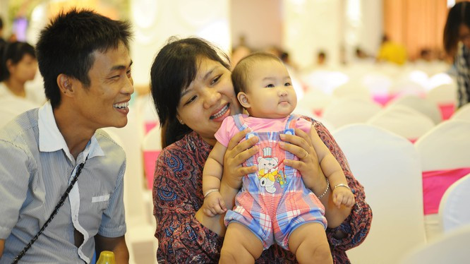 Cặp vợ chồng hạnh phúc khi có được đứa con mơ ước. Ảnh minh họa