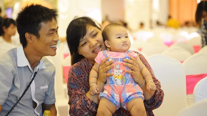 Cặp vợ chồng hạnh phúc khi có được đứa con mơ ước. Ảnh minh họa