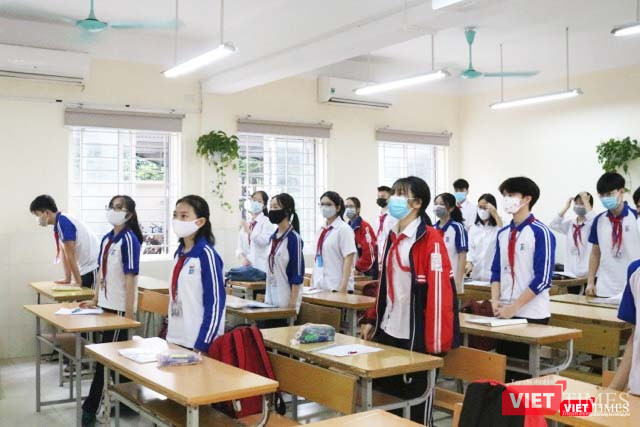 Học sinh chào cờ trong ngày đầu tiên đi học trở lại sau thời gian nghỉ học vì dịch COVID-19. Ảnh: Minh Thúy Học sinh chào cờ trong ngày đầu tiên đi học trở lại sau thời gian nghỉ học vì dịch COVID-19. Ảnh: Minh Thúy