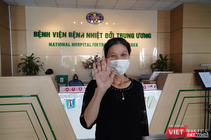 Bệnh nhân 261 mắc COVID-19 vui mừng trong ngày được công bố khỏi bệnh. Ảnh: Minh Thúy