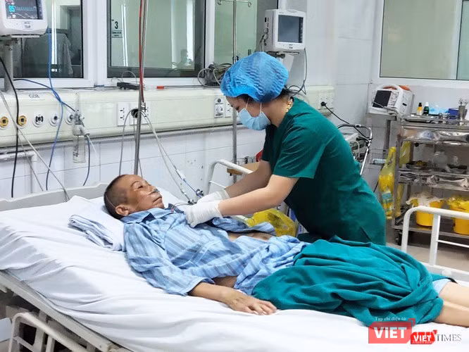 Bác sĩ chăm sóc cho bệnh nhân 19. Ảnh: Minh Thúy