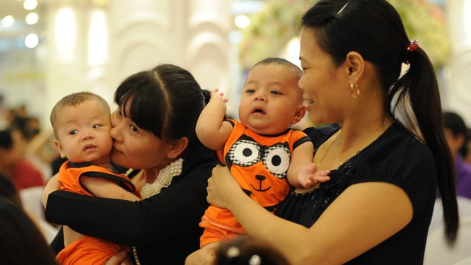 Những người mẹ hiếm muộn hạnh phúc bên cạnh đứa con ra đời từ hỗ trợ sinh sản. Ảnh minh họa