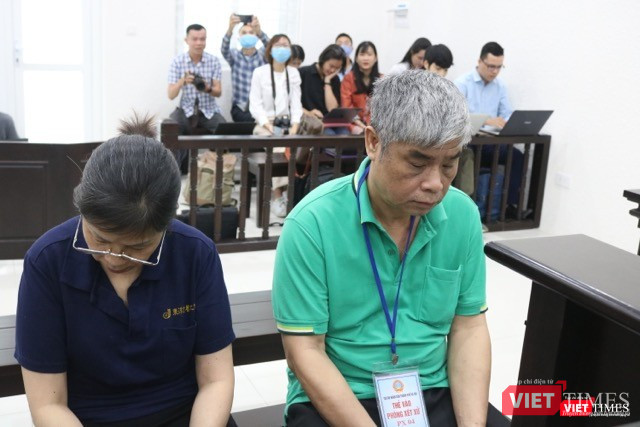 Bị cáo Nguyễn Bích Quy và Doãn Quý Phiến tại phiên tòa. Ảnh: Minh Thúy