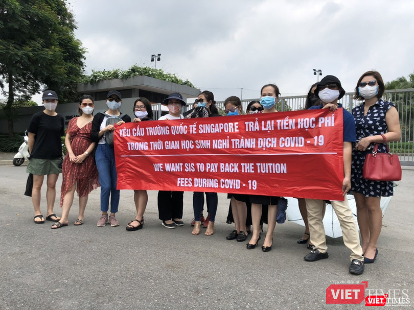 Phụ huynh vẫn tiếp tục cầm biển biểu tình trong sáng nay (13/5). Ảnh: PHCC