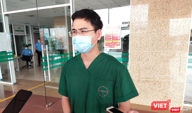 BS. Phạm Văn Phúc trao đổi với PV VietTimes. Ảnh: Minh Thúy