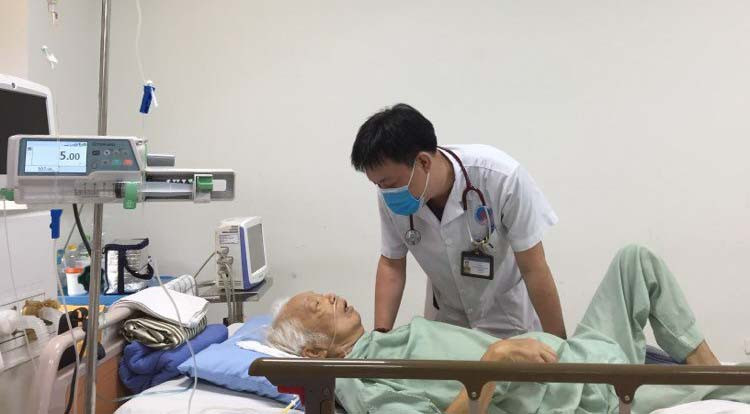 BS. CKII Nguyễn Đặng Khiêm thăm hỏi tình hình sức khỏe của bệnh nhân. Ảnh: BVCC