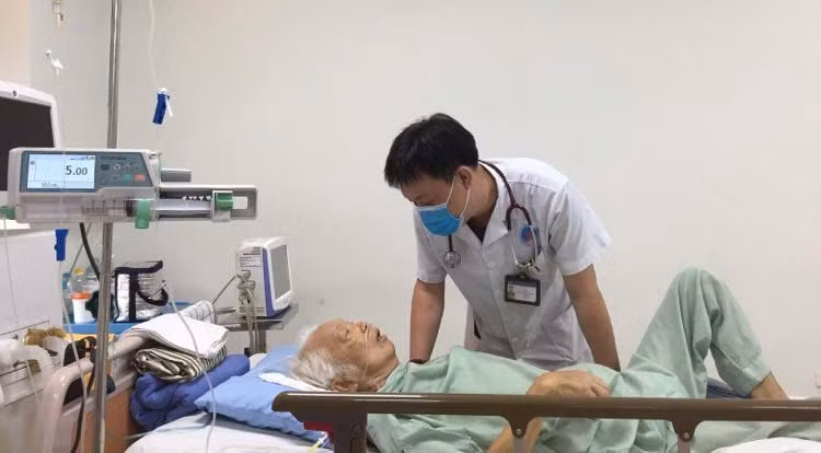 BS. CKII Nguyễn Đặng Khiêm thăm hỏi tình hình sức khỏe của bệnh nhân. Ảnh: BVCC BS. CKII Nguyễn Đặng Khiêm thăm hỏi tình hình sức khỏe của bệnh nhân. Ảnh: BVCC