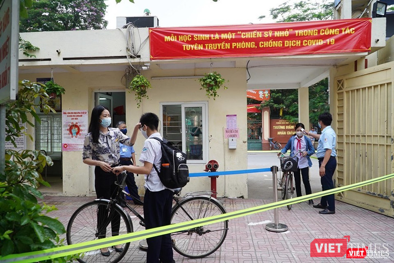 Học sinh được đo thân nhiệt đầy đủ ngay từ cổng trường. Ảnh: Minh Nhân