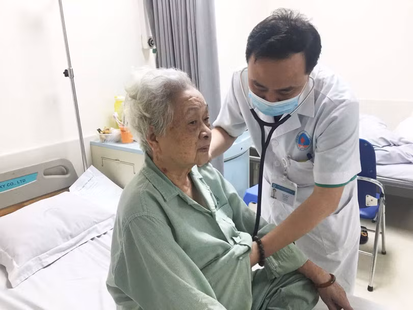 Ngại đến khám vì sợ dịch COVID-19, không ít bệnh nhân nhập viện trong tình trạng bệnh nặng. Ảnh: BVHN