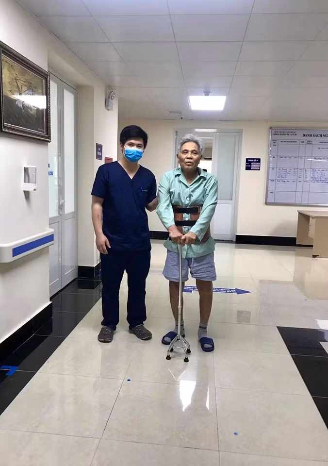 Cụ ông 81 tuổi đã có thể đi lại sau phẫu thuật. Ảnh: BVCC Cụ ông 81 tuổi đã có thể đi lại sau phẫu thuật. Ảnh: BVCC