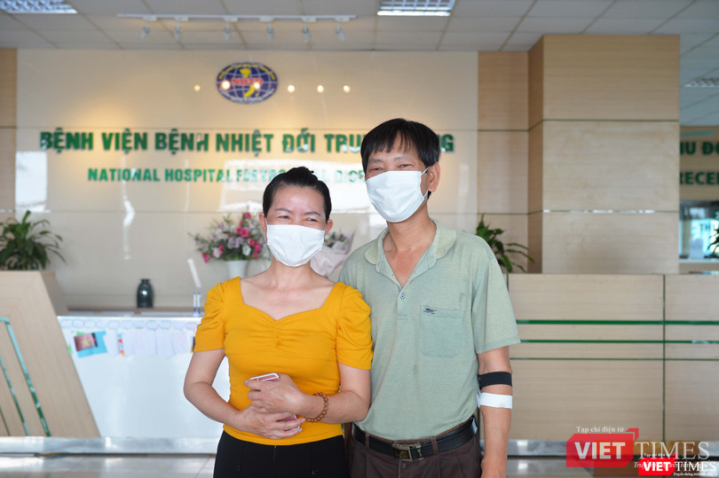 Vợ chồng bệnh nhân 254 mắc COVID-19 mừng rỡ khi cùng được công bố khỏi bệnh trong chiều nay (11/5). Ảnh: Minh Thúy Vợ chồng bệnh nhân 254 mắc COVID-19 mừng rỡ khi cùng được công bố khỏi bệnh trong chiều nay (11/5). Ảnh: Minh Thúy