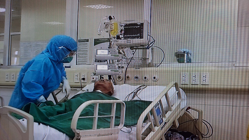 Bác sĩ chăm sóc cho bệnh nhân mắc COVID-19 nặng. Ảnh: BVCC