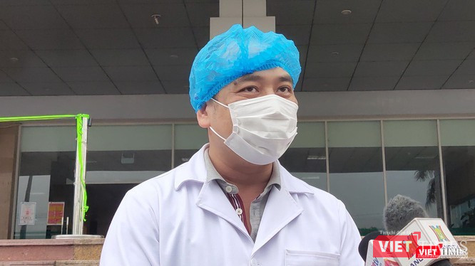 Theo ThS. BS. Nguyễn Trung Cấp – Trưởng khoa Cấp cứu, Bệnh viện Bệnh Nhiệt đới Trung ương cơ sở 2, với những bệnh nhân mắc COVID-19 có diễn biến nặng thì tình trạng bệnh xấu đi rất nhanh. Khi bệnh nhân 20 bắt đầu hồi phục, chúng tôi hết sức vui mừng, bởi =tất cả đã nỗ lực hết sức để cứu sống bệnh nhân. BS. Cấp cho biết thêm: Về cơ bản, phác đồ điều trị bệnh nhân mắc COVID-19 của Việt Nam so với các nước trên thế giới không khác nhau, nhưng cách thức triển khai thì khác nhau. Thành công lớn nhất trong việc chống dịch COVID-19 đến thời điểm hiện tại chính là công tác dự phòng. “Vì chúng ta dự phòng tốt nên số lượng bệnh nhân không nhiều, nằm trong khả năng đáp ứng của các bệnh viện. Bên cạnh đó nhờ sự ủng hộ của người dân nên dịch bệnh đã được không chế, không có ca bệnh lây nhiễm trong cộng đồng.” – BS. Cấp nói.
