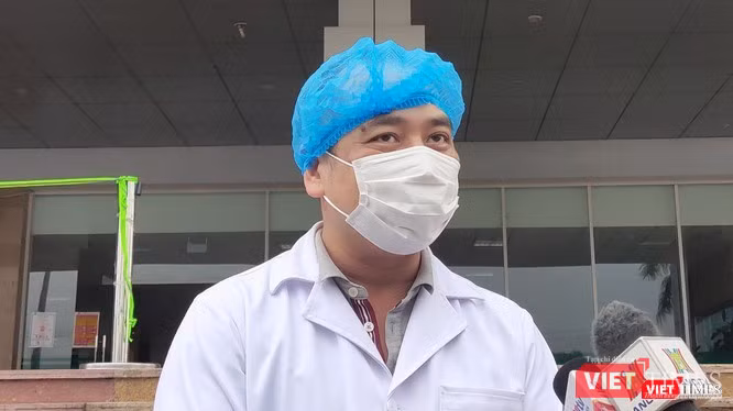 Theo ThS. BS. Nguyễn Trung Cấp – Trưởng khoa Cấp cứu, Bệnh viện Bệnh Nhiệt đới Trung ương cơ sở 2, với những bệnh nhân mắc COVID-19 có diễn biến nặng thì tình trạng bệnh xấu đi rất nhanh. Khi bệnh nhân 20 bắt đầu hồi phục, chúng tôi hết sức vui mừng, bởi =tất cả đã nỗ lực hết sức để cứu sống bệnh nhân. BS. Cấp cho biết thêm: Về cơ bản, phác đồ điều trị bệnh nhân mắc COVID-19 của Việt Nam so với các nước trên thế giới không khác nhau, nhưng cách thức triển khai thì khác nhau. Thành công lớn nhất trong việc chống dịch COVID-19 đến thời điểm hiện tại chính là công tác dự phòng. “Vì chúng ta dự phòng tốt nên số lượng bệnh nhân không nhiều, nằm trong khả năng đáp ứng của các bệnh viện. Bên cạnh đó nhờ sự ủng hộ của người dân nên dịch bệnh đã được không chế, không có ca bệnh lây nhiễm trong cộng đồng.” – BS. Cấp nói.