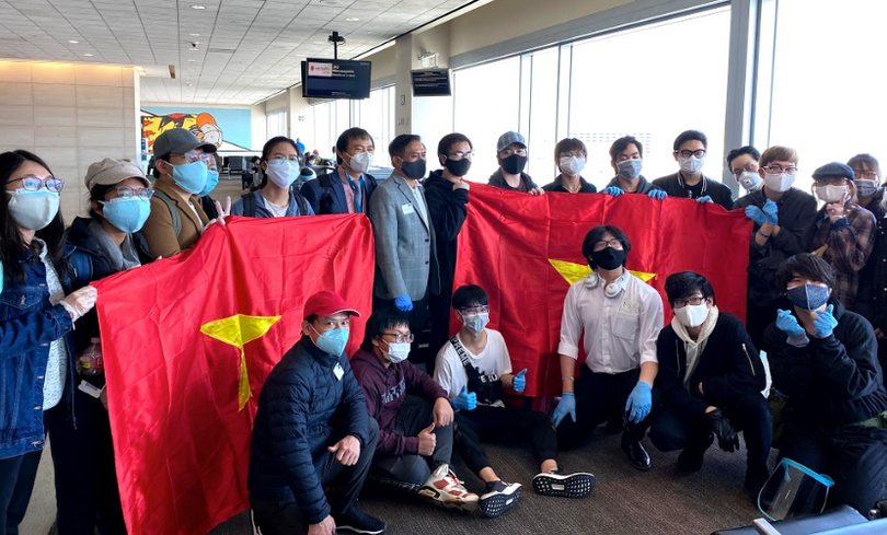 Du học sinh Việt Nam tại sân bay San Francisco. Ảnh: BYT