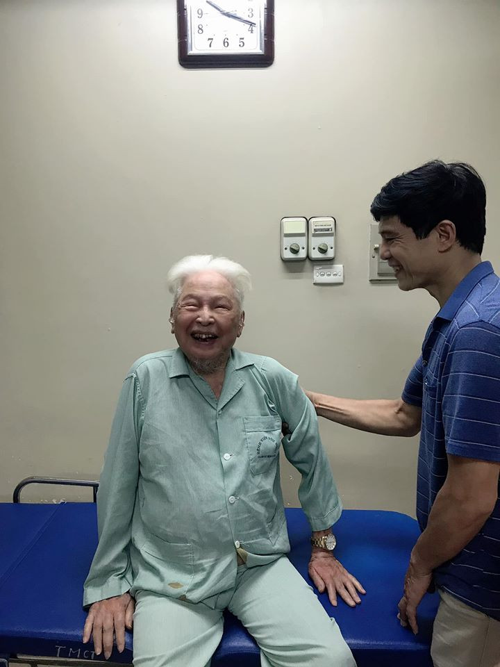 Cụ ông 98 tuổi đỡ đau và ngồi dậy trong niềm vui của gia đình. Ảnh: BVCC Cụ ông 98 tuổi đỡ đau và ngồi dậy trong niềm vui của gia đình. Ảnh: BVCC