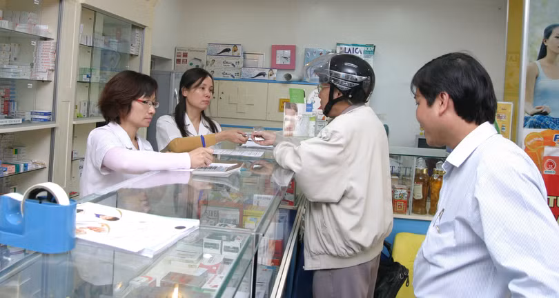 Người dân mua thuốc