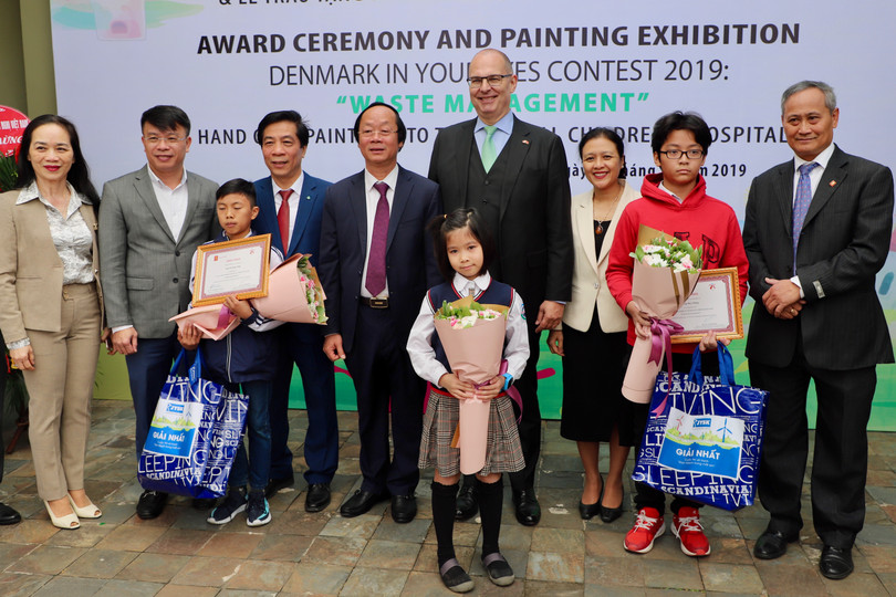 Bé Nguyễn Khánh Linh (đứng giữa) được trao giải đặc biệt