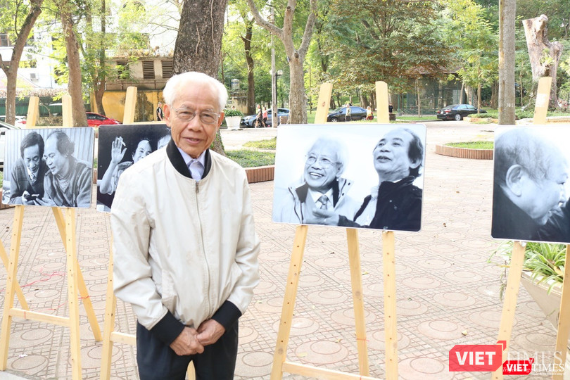 GS. Hồ Ngọc Đại bên bức ảnh chụp cùng nhà thơ, nhạc sĩ Nguyễn Trọng Tạo GS. Hồ Ngọc Đại bên bức ảnh chụp cùng nhà thơ, nhạc sĩ Nguyễn Trọng Tạo