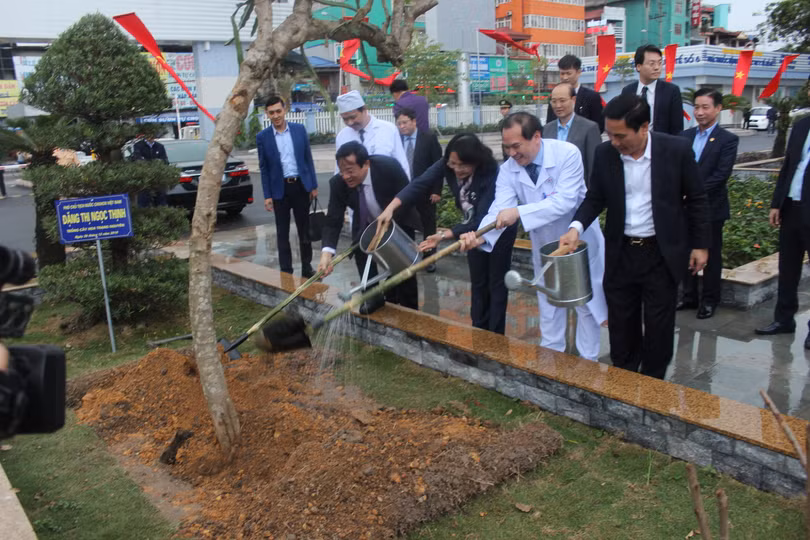 Phó Chủ tịch nước trồng cây lưu niệm tại Bệnh viện Trung ương Thái Nguyên Phó Chủ tịch nước trồng cây lưu niệm tại Bệnh viện Trung ương Thái Nguyên