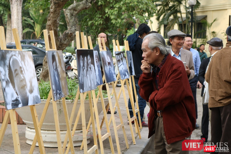 Người xem chăm chú thưởng thức các tác phẩm Người xem chăm chú thưởng thức các tác phẩm