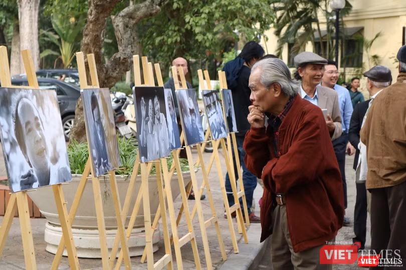 Người xem chăm chú thưởng thức các tác phẩm