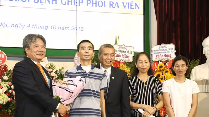 Bệnh viện Hữu nghị Việt Đức chúc mừng bệnh nhân ghép phổi thứ 2 ra viện vào hôm 4/10
