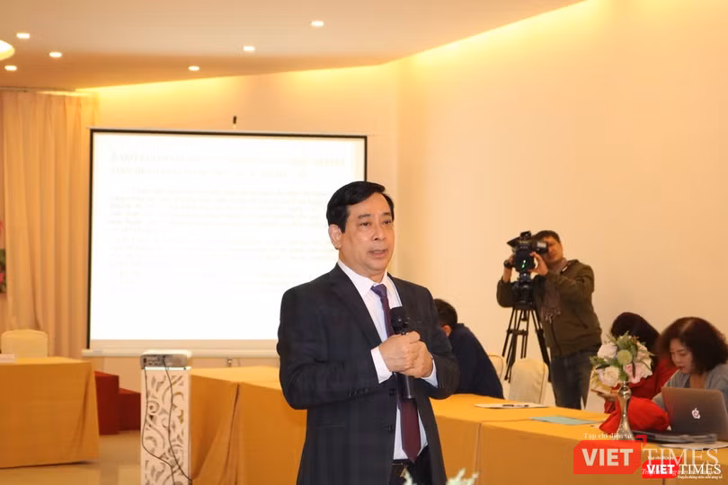 PGS. TS. Lương Ngọc Khuê phát biểu tại hội thảo PGS. TS. Lương Ngọc Khuê phát biểu tại hội thảo