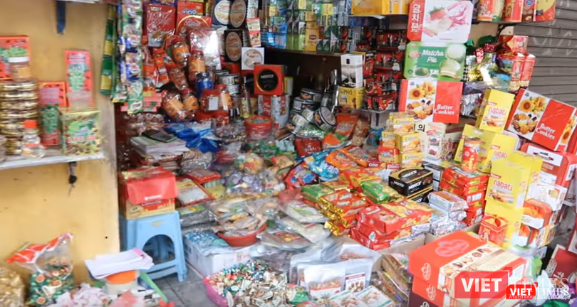 Một cửa hàng bánh kẹo dịp tết