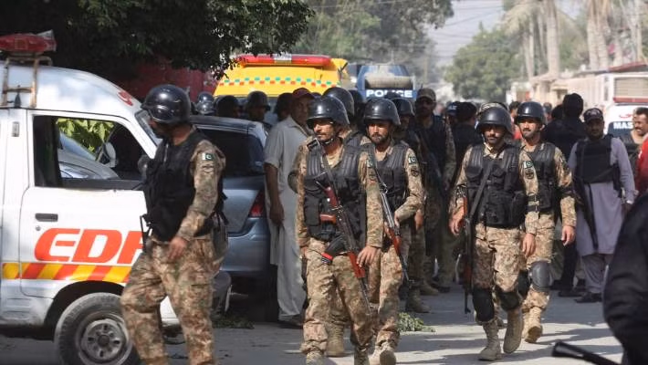 Quân đội Pakistan tập trung sau vụ Lãnh sự quán Trung Quốc tại Karachi bị tấn công. Quân đội Pakistan tập trung sau vụ Lãnh sự quán Trung Quốc tại Karachi bị tấn công.