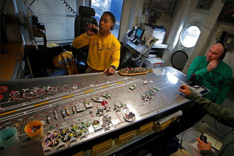 Thành viên thủy thủ đoàn tàu sân bay Ronald Reagan ngày 20.11. Thành viên thủy thủ đoàn tàu sân bay Ronald Reagan ngày 20.11.