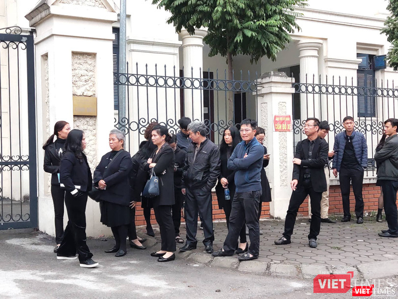 Gia đình cháu bé chờ đợi tham dự phiên tòa. Ảnh: Minh Thúy