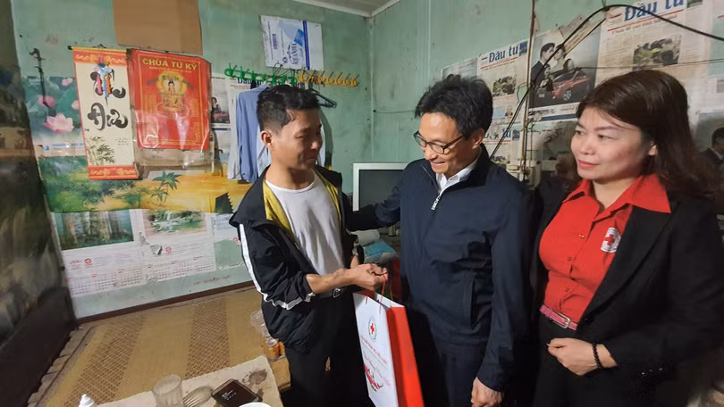 Những món quà ấm lòng ngày tết đã được trao tận tay đến các bệnh nhân. Ảnh: Bộ Y tế