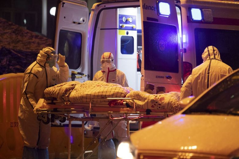 Nhân viên y tế cấp cứu bệnh nhân nhiễm virus Corona - Ảnh: EPA-EFE Nhân viên y tế cấp cứu bệnh nhân nhiễm virus Corona - Ảnh: EPA-EFE