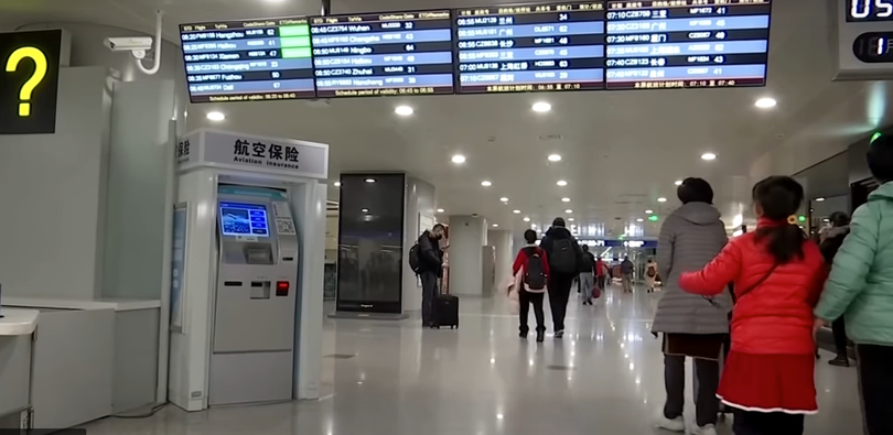 Hành khách tại sân bay Trung Quốc. Ảnh: ST